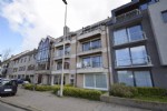 Mooi afgewerkt en ongemeubeld nieuwbouw appartement, uiterst rustige ligging op wandelafstand van het centrum. Dit appartement bestaat uit een mooie woonkamer met terras, volledig ingerichte open keuken, afzonderlijk toilet, ruime badkamer met ligbad, 2 slaapkamers, ruim terras achteraan, centrale gasverwarming, lift, ... Voor wie een rustige omgeving op prijs stelt is dit beslist een aanrader! Beschikbaar vanaf 01/02/2019. Bij de vermelde huurprijs komen er geen bijkomende kosten gebouw/syndic. (11/055)